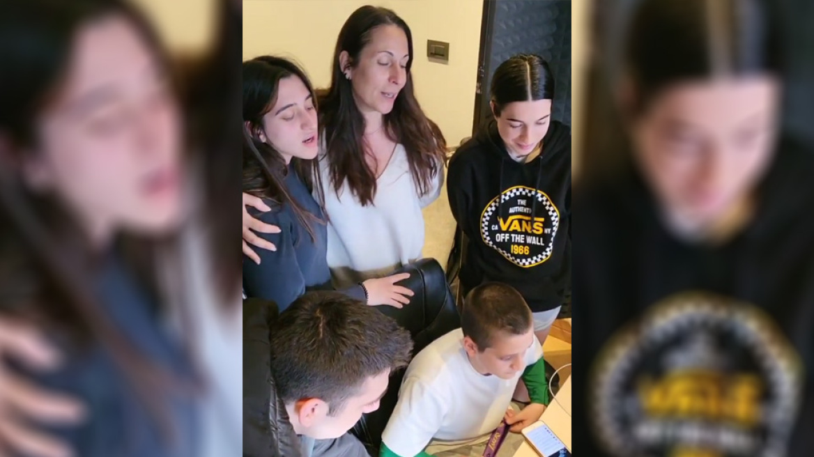 Η οικογένεια Πλούταρχου ακούει το νέο τραγούδι του Γιώργου Κακοσαίου