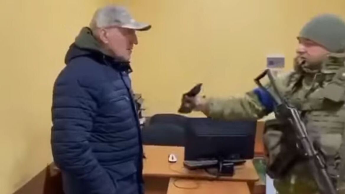 Πόλεμος στην Ουκρανία: Ουκρανός στρατιωτικός έδωσε «30 αργύρια» στον Λευκορώσο πρέσβη στο Κίεβο