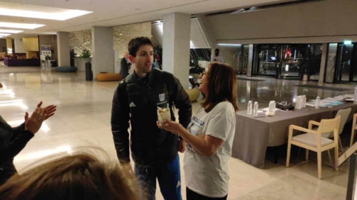 Τεντόγλου: Η υποδοχή στο ξενοδοχείο και η… μίνι τούρτα γενεθλίων