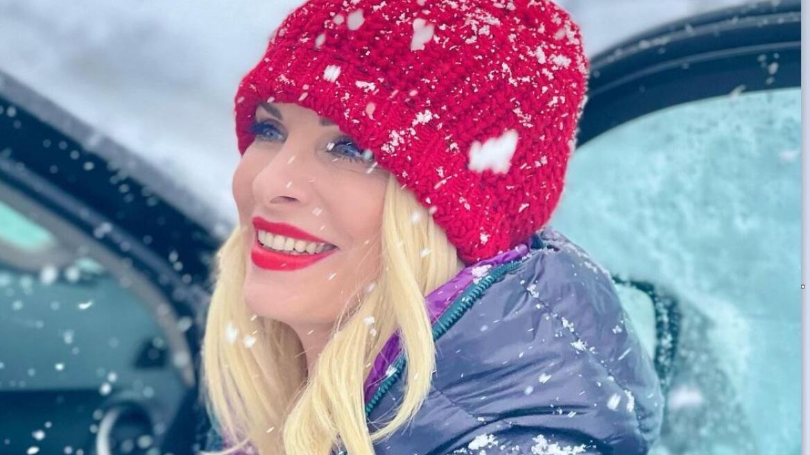 Η Ελένη Μενεγάκη μας δείχνει τον χιονισμένο κήπο του σπιτιού της