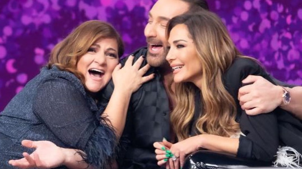 Chart Show: Τι ψάχνουν η Βανδή και ο Αρσενάκος μέσα στο παντελόνι της Βίκυς Σταυροπούλου;