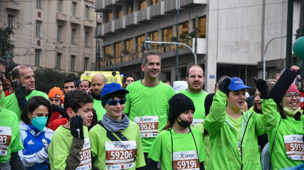 Κώστας Μπακογιάννης: Έτρεξε στον Ημιμαραθώνιο με τα παιδιά του Καλλιτεχνικού Γυμνασίου Αθηνών 