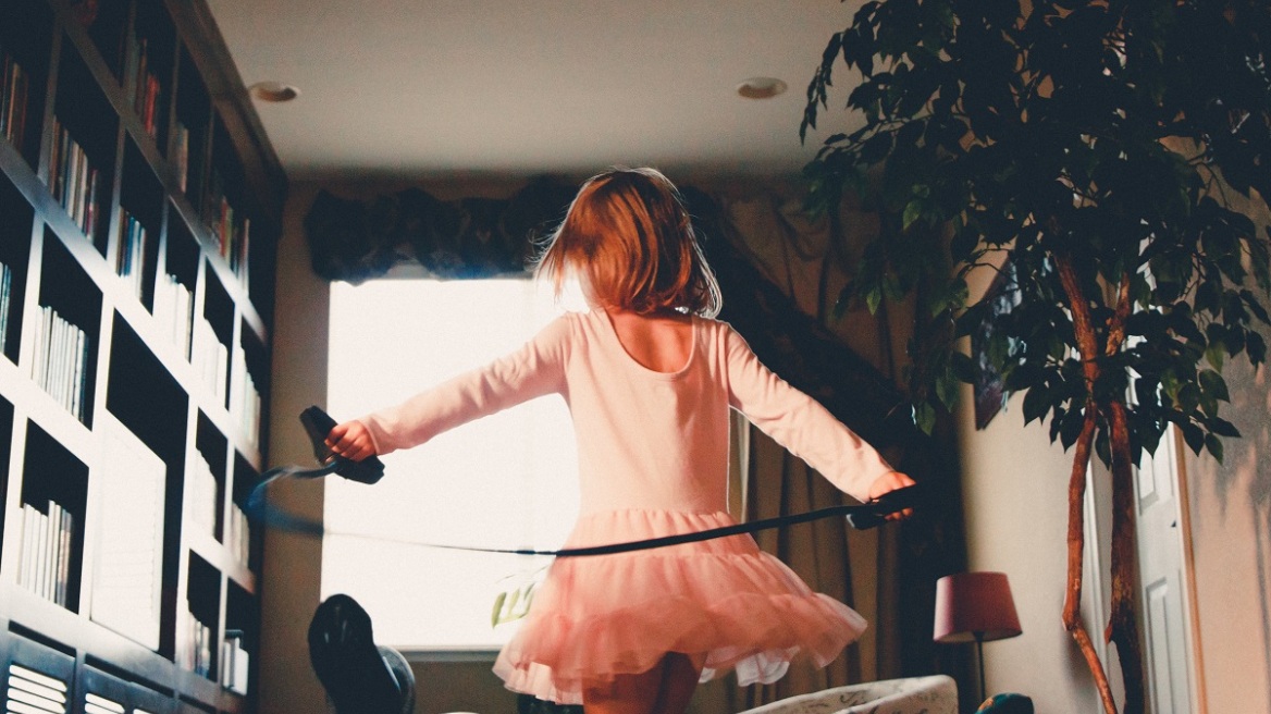 «Ως παιδί ένιωθα ανυπόφορα αδέξια: Στα εννέα χρόνια μου διαγνώστηκα με αυτή την κοινή αλλά άγνωστη διαταραχή»