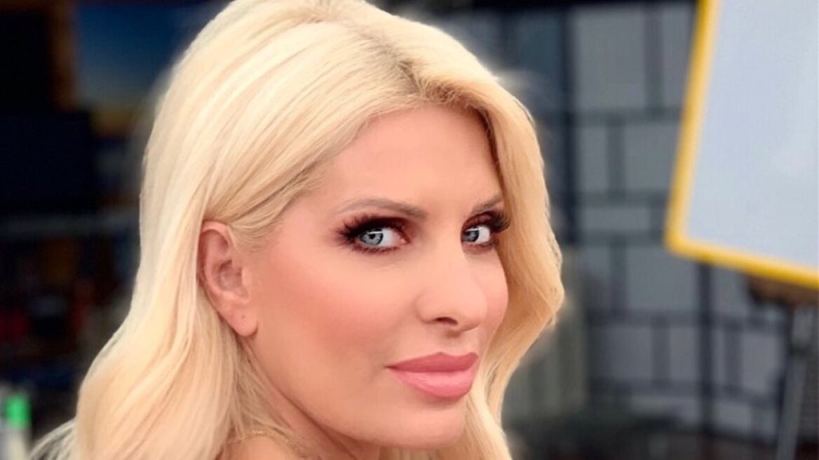 Η Ελένη Μενεγάκη εξομολογείται για τη σχέση με τη μητέρα της: «Ήμασταν αυτοκόλλητες»