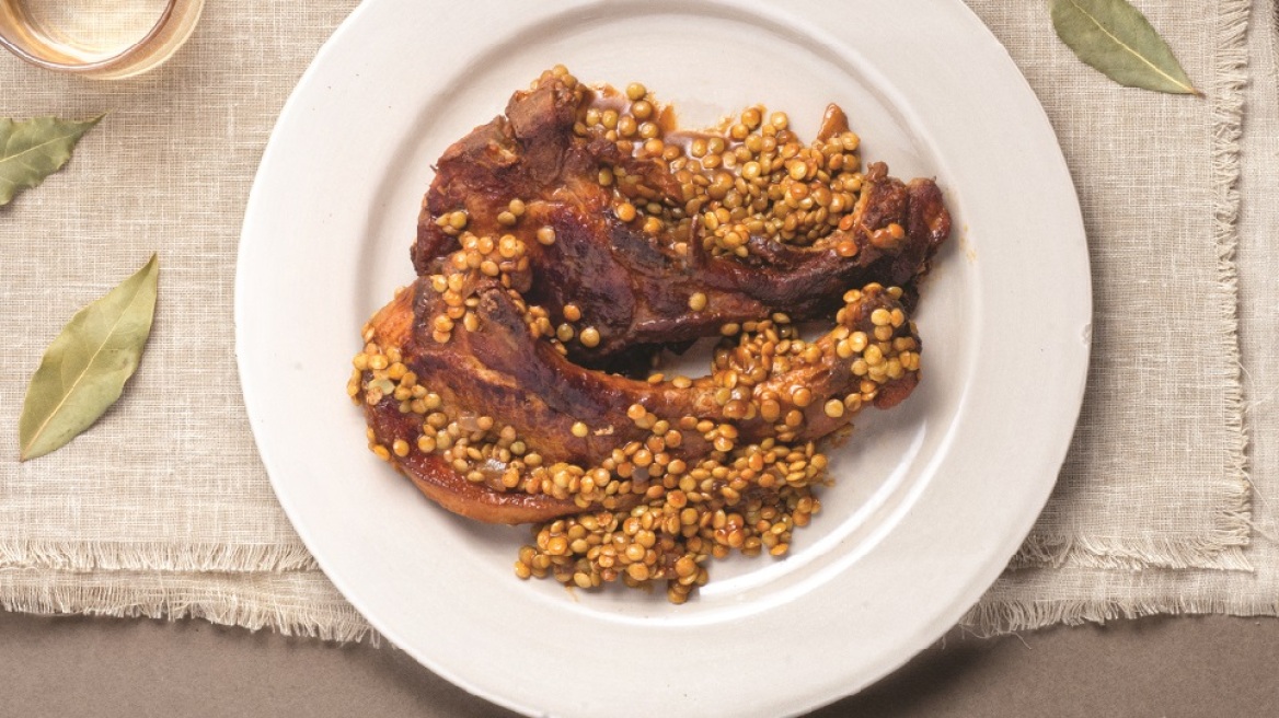 Φακές με κάρι και χοιρινές μπριζόλες