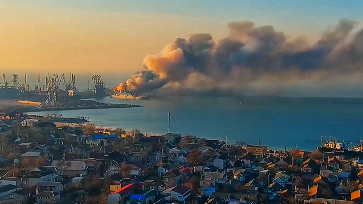 Πόλεμος στην Ουκρανία: «Καρφώθηκαν» μόνοι τους οι Ρώσοι - Πώς τους... έπιασαν στον ύπνο οι Ουκρανοί και βομβάρδισαν το πλοίο στο λιμάνι του Μπερντιάνσκ - Δείτε βίντεο