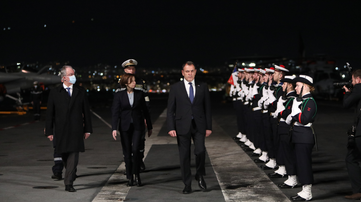 Το γαλλικό αεροπλανοφόρο «Σαρλ Ντε Γκολ» επισκέφθηκαν Παναγιωτόπουλος - Παρλί