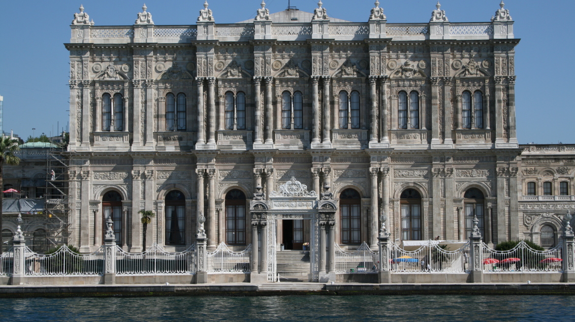 Πόλεμος στην Ουκρανία: Η ιστορία του ανακτόρου Ντολμά Μπαχτσέ, που φιλοξενεί τις συνομιλίες Μόσχας - Κιέβου