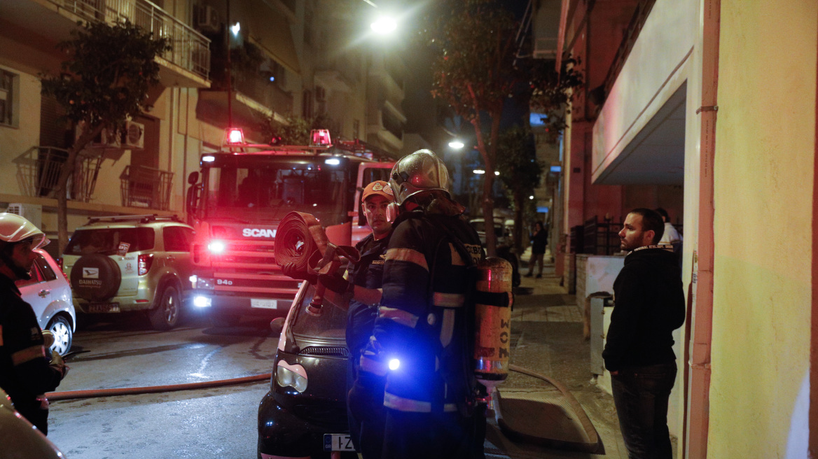 Υπό μερικό έλεγχο τέθηκε η πυρκαγιά σε κτίριο στον Νέο Κόσμο - Δείτε βίντεο