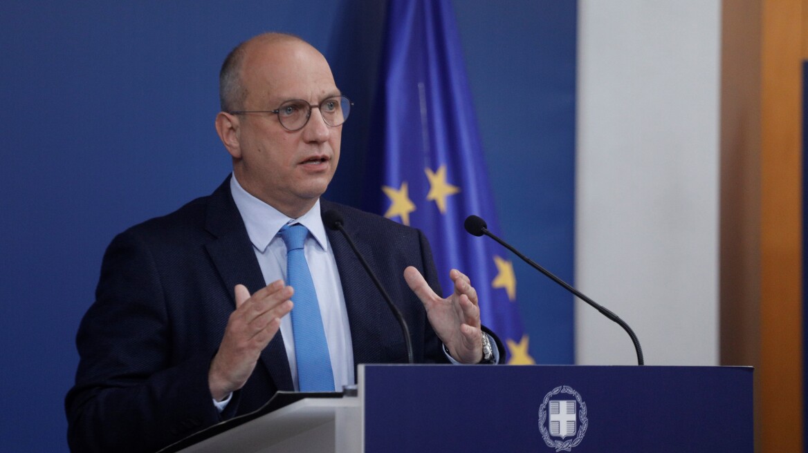 Οικονόμου για ομιλία Ζελένσκι: Άστοχη και λανθασμένη η συμπερίληψη μέλους του τάγματος Αζόφ