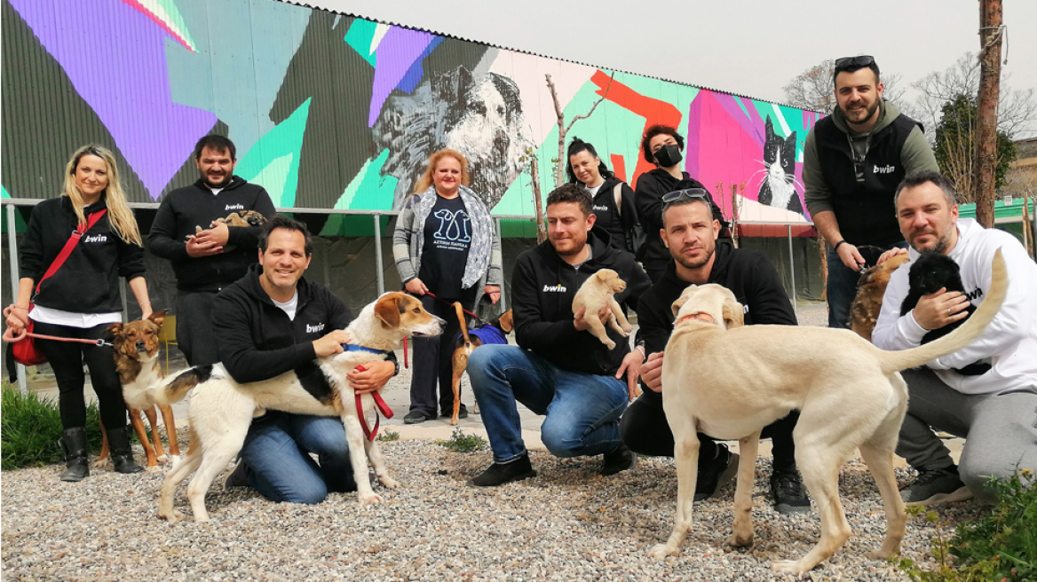 Η ομάδα εθελοντών της bwin στον Χώρο Προσωρινής Φιλοξενίας Αδέσποτων Ζώων του Δήμου Αθηναίων 