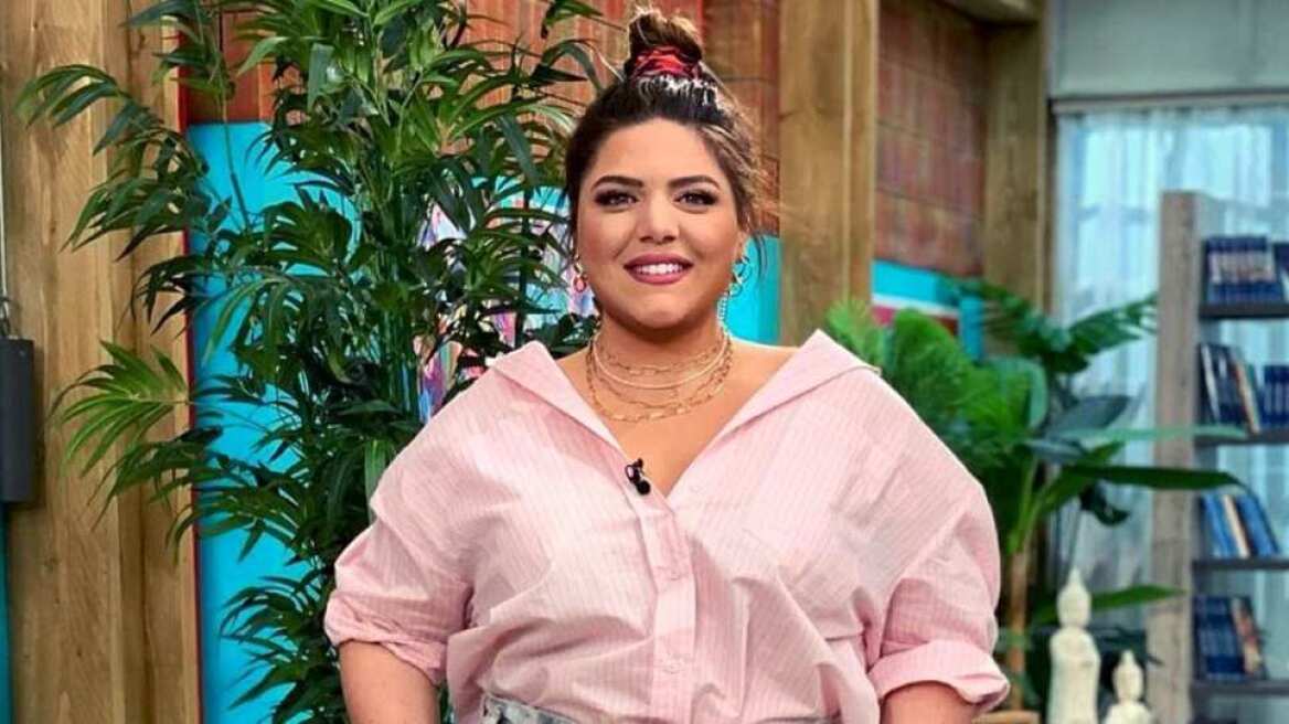 H Δανάη Μπάρκα ποζάρει με το μπικίνι της