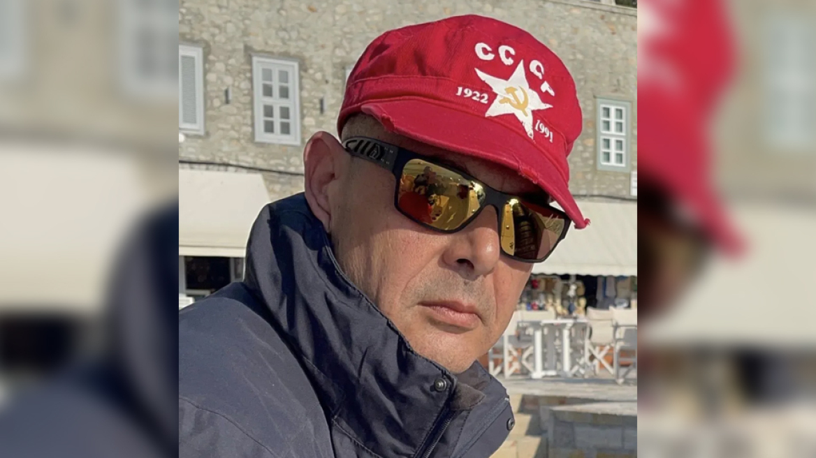 Πάνος Καμμένος: Ποζάρει στην Ύδρα με καπέλο της ΕΣΣΔ