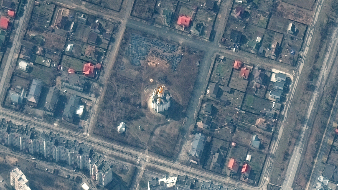 Πόλεμος στην Ουκρανία: Δορυφορικές εικόνες δείχνουν τον ομαδικό τάφο 14 μέτρων γύρω από την εκκλησία στην Μπούκα