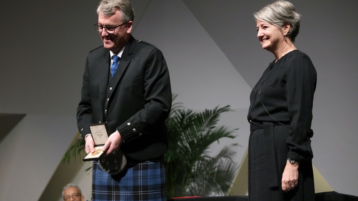 Καθηγητής δωρίζει τα χρήματα του βραβείου Νόμπελ του σε μαθητές που αδυνατούν να πληρώσουν δίδακτρα πανεπιστημίου