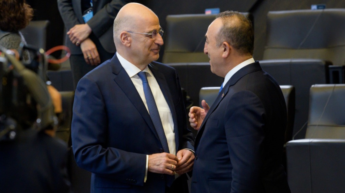 Σύντομη συνάντηση Δένδια - Τσαβούσογλου στις Βρυξέλλες,  τα είπαν για την Ουκρανία