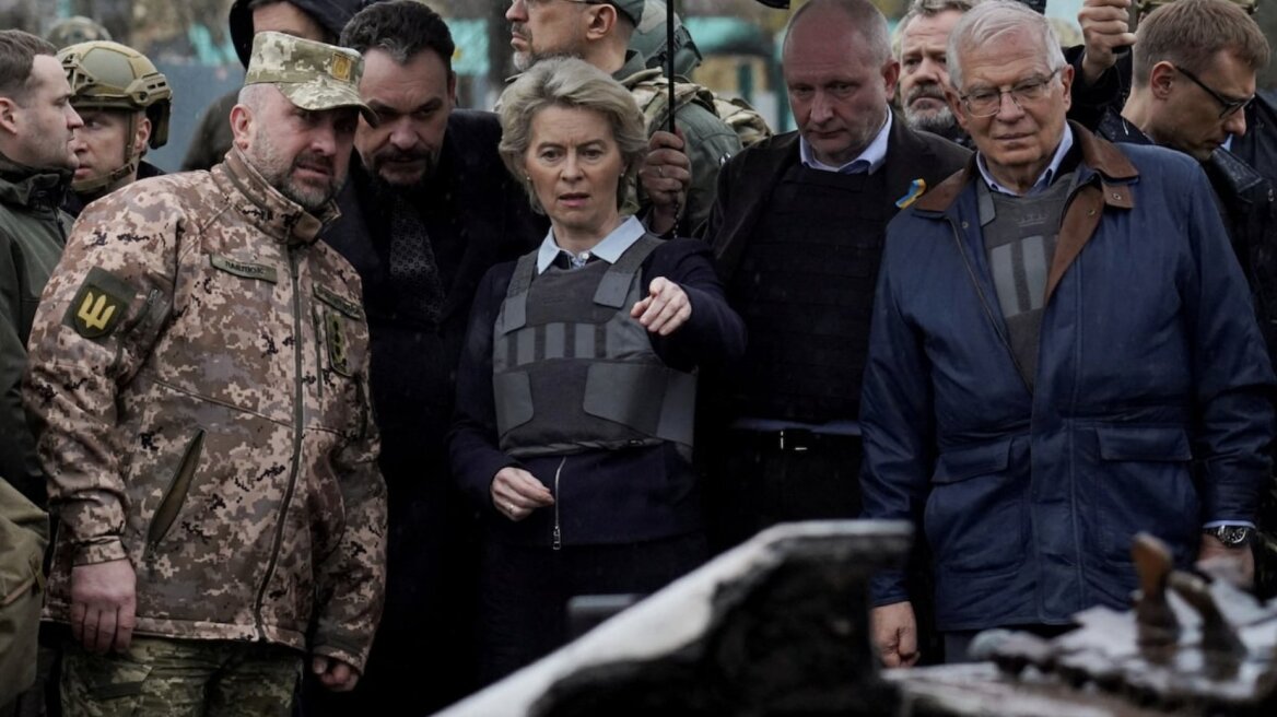 Πόλεμος στην Ουκρανία: Με αλεξίσφαιρο γιλέκο στην Μπούτσα η Φον ντερ Λάιεν - Πήγε στους ομαδικούς τάφους αμάχων