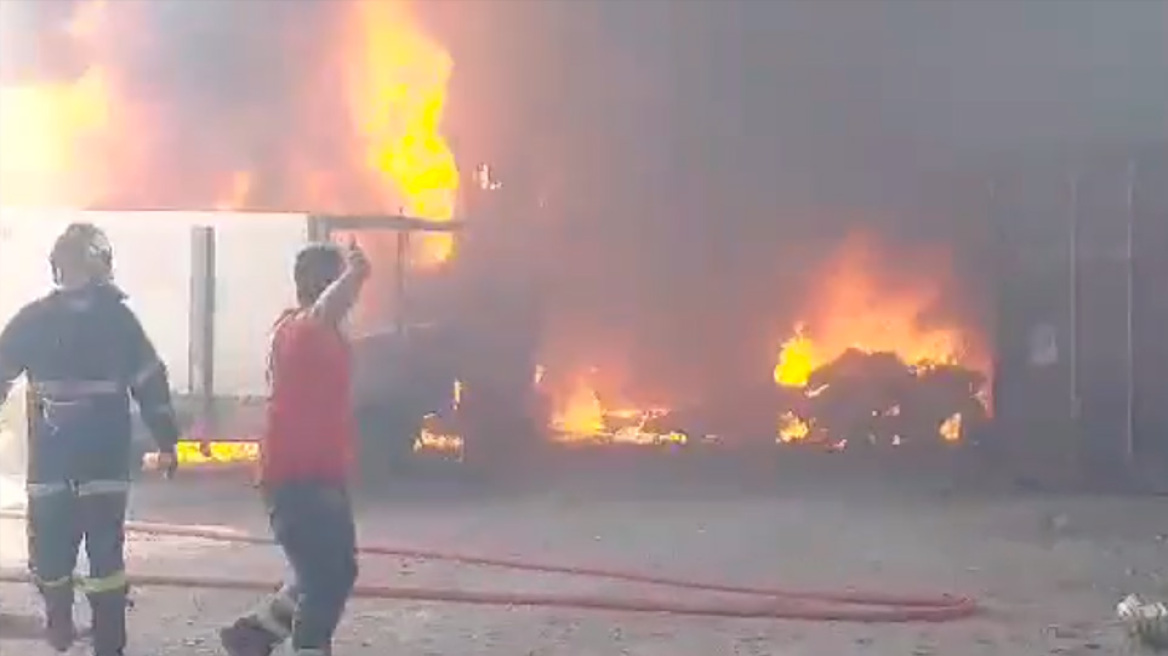 Υπό έλεγχο η μεγάλη φωτιά σε εργοστάσιο με χημικές τουαλέτες στο Μενίδι  