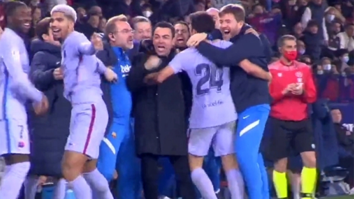 Μπαρτσελόνα: Το ξέσπασμα του Τσάβι στο νικητήριο γκολ του Ντε Γιονγκ