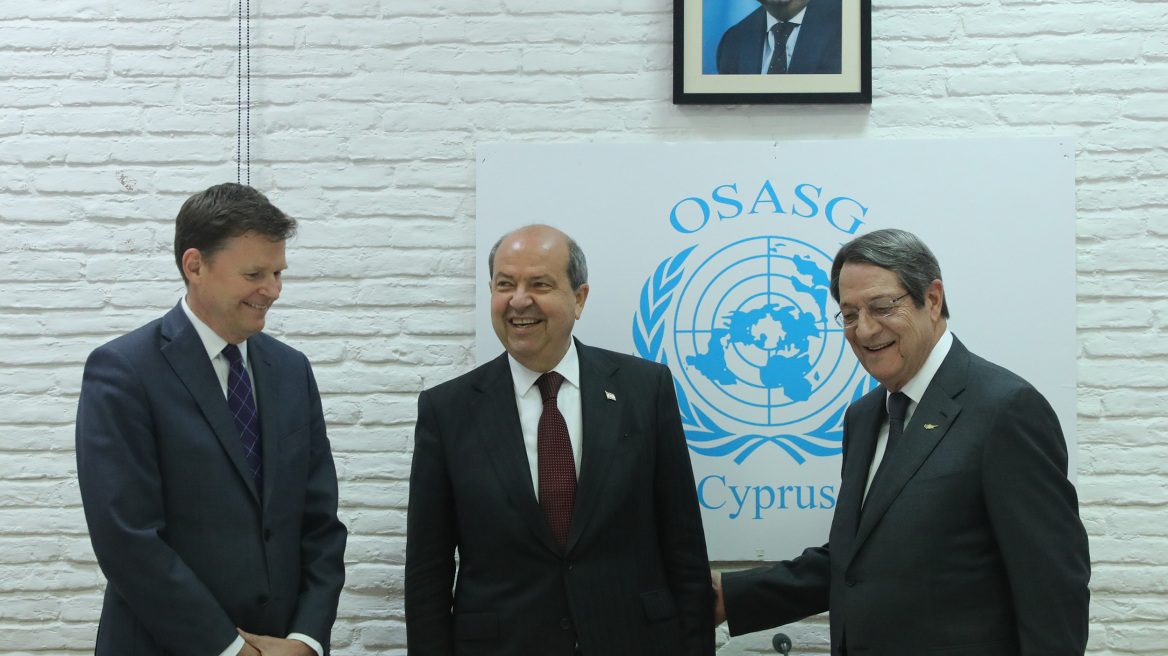 Συνάντηση Αναστασιάδη - Τατάρ... χωρίς να πουν τίποτα