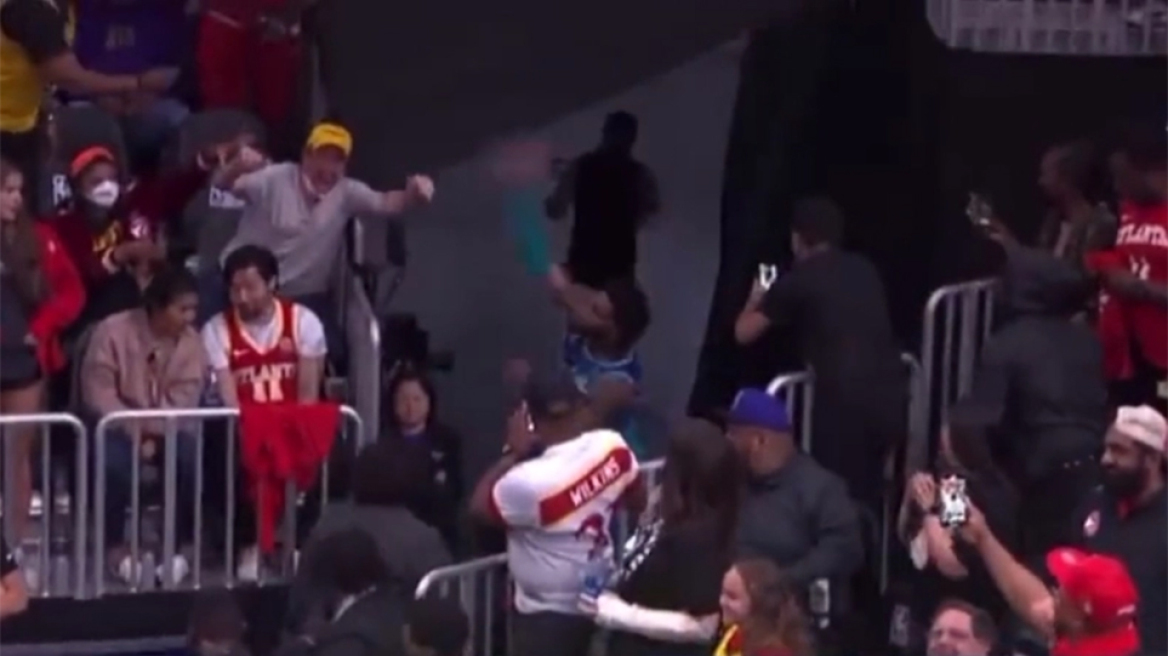 Χοκς - Χόρνετς: Ο Μπρίτζες αποβλήθηκε και εκτόξευσε το μασελάκι του στους φίλους των Χοκς