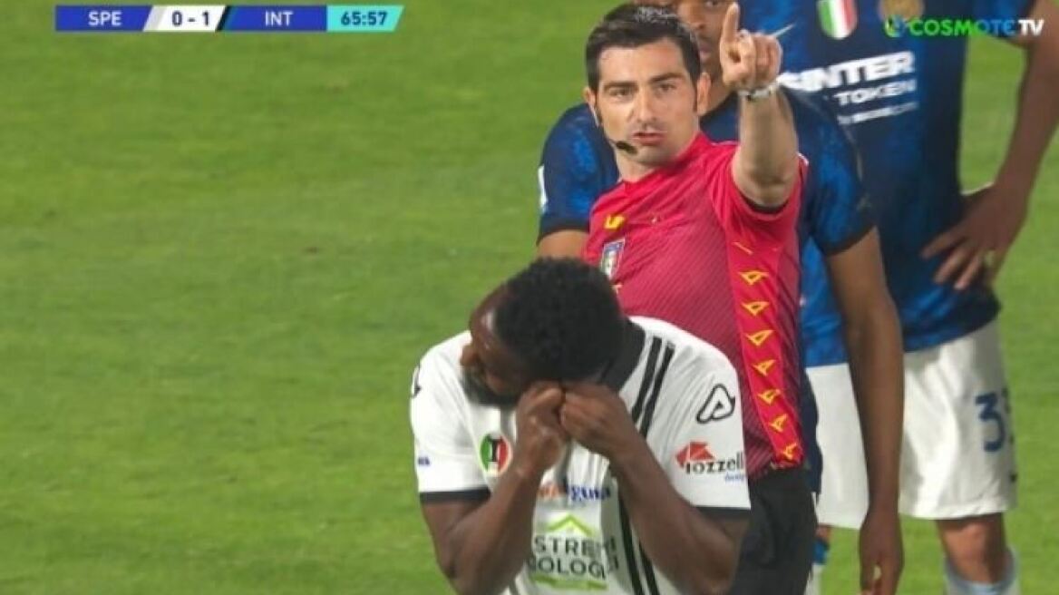 Σπέτσια - Ίντερ: O Ενζολά έγινε αλλαγή στην αλλαγή για να βγάλει το σκουλαρίκι του - Δείτε βίντεο 