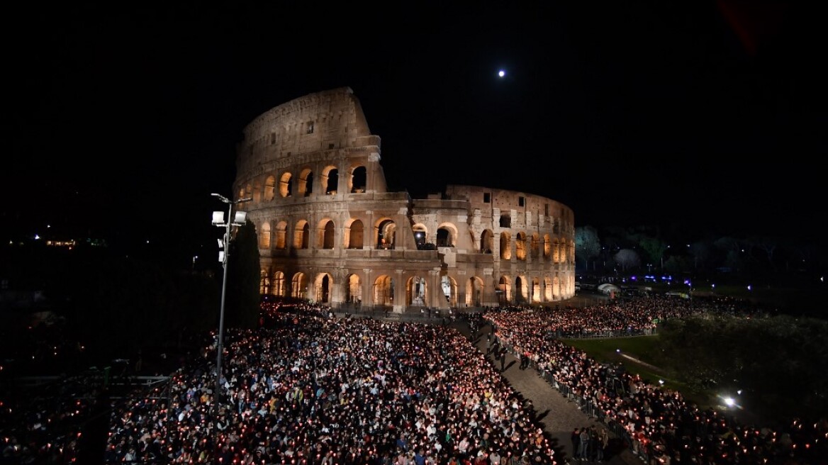 Ιταλία: «Σιωπηλή προσευχή για την ειρήνη στον κόσμο», στην τελετή του Κολοσσαίου για τη Μεγάλη Παρασκευή των Καθολικών