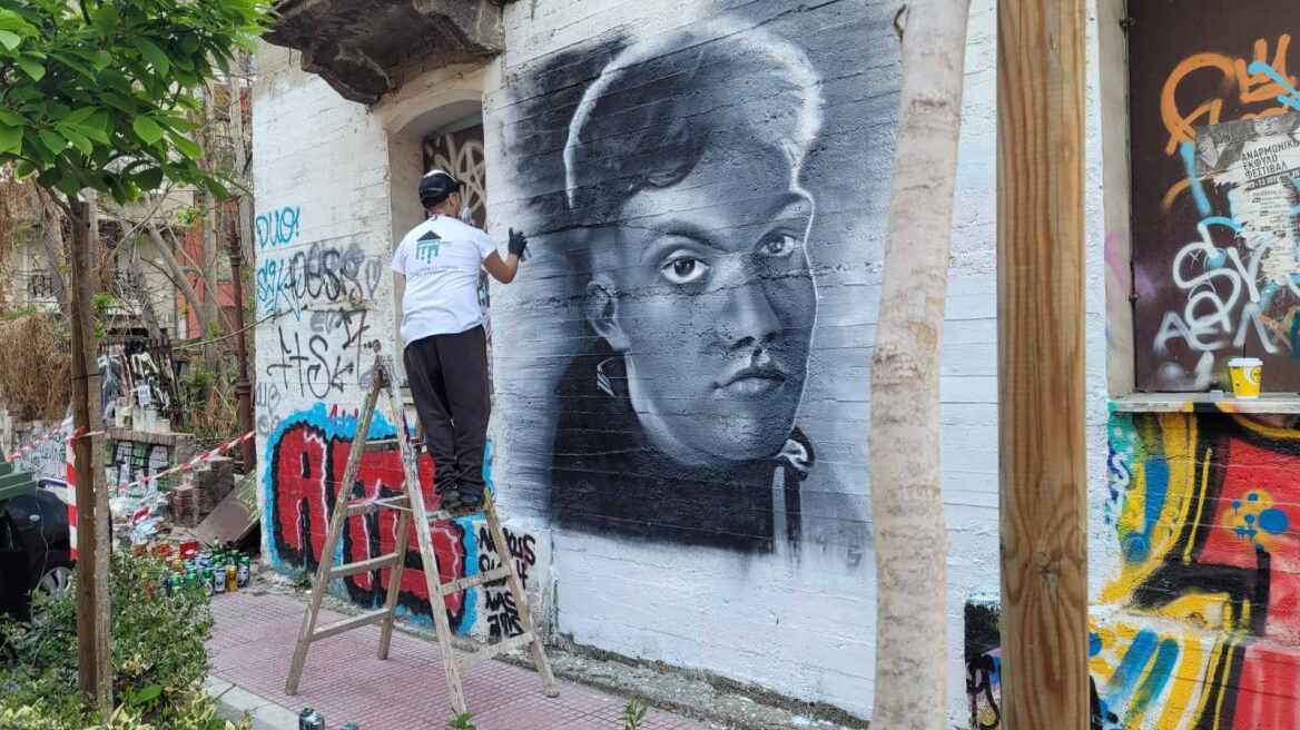 Έκαναν γκράφιτι το πρόσωπο του άτυχου Νίκου που καταπλακώθηκε από τοίχο στη Λάρισα