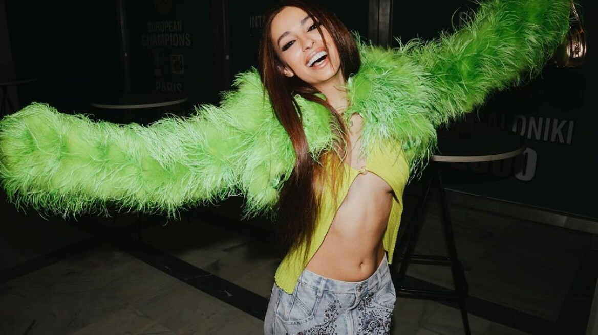 Η Ελένη Φουρέιρα αποκάλυψε τη λαμπερή εμφάνισή της στο Chart Show