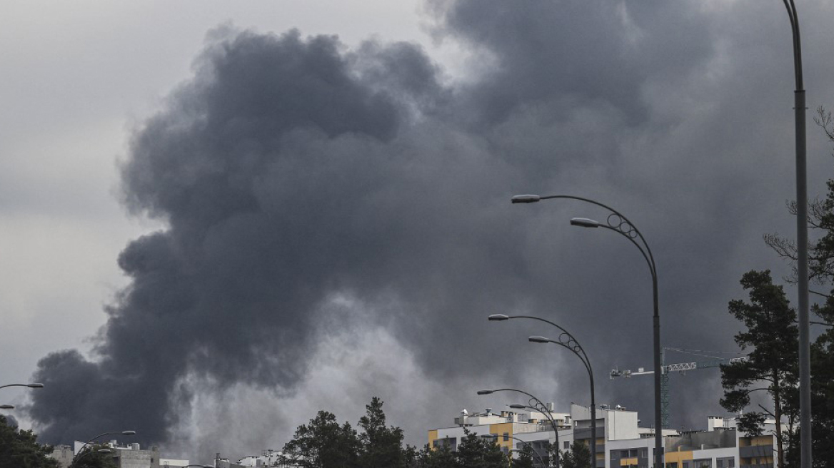 Πόλεμος στην Ουκρανία: Ένα στρατιωτικό εργοστάσιο έγινε στόχος ρωσικού βομβαρδισμού στο Κίεβο