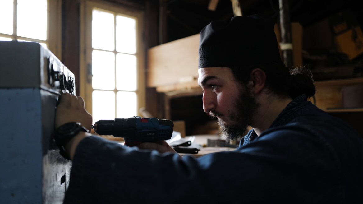 Οι Πρωταγωνιστές διασχίζουν το  «Περιβόλι της Παναγίας» στο Άγιον Όρος