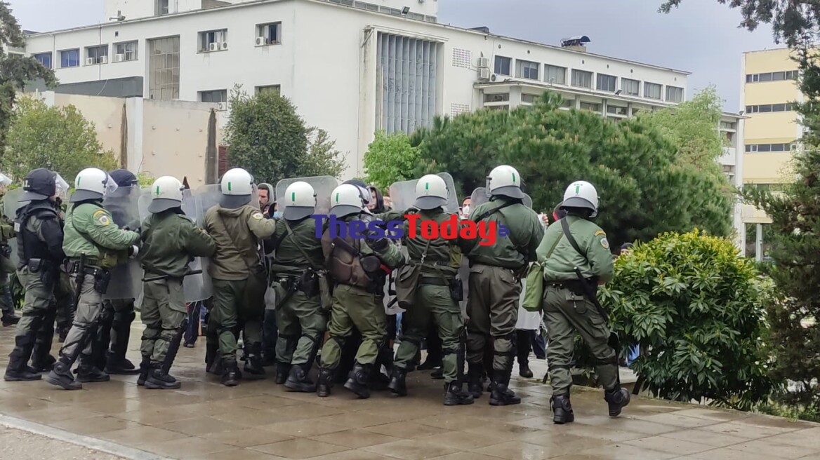 Θεσσαλονίκη: Επεισόδια με ΜΑΤ στο ΑΠΘ 