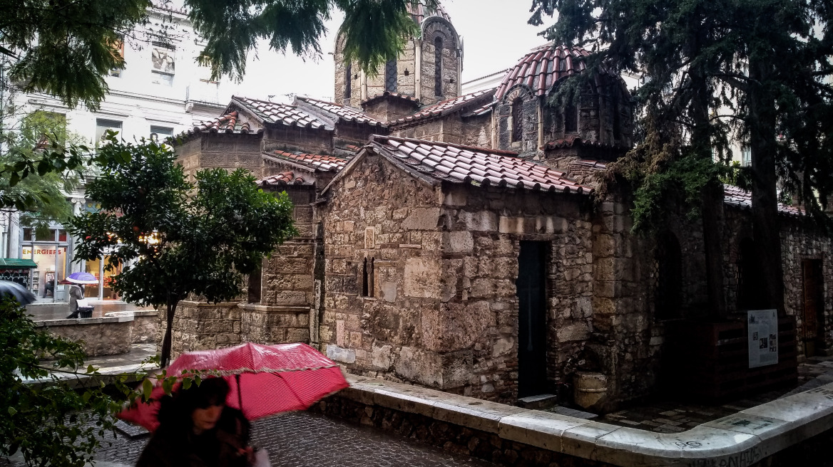 Καιρός: Βροχές και σκόνη σήμερα - Η πρόγνωση μέχρι την Κυριακή του Πάσχα