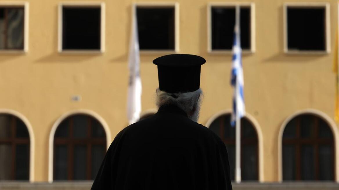 Θεσσαλονίκη: Με απείλησε με μαχαίρι, υποστηρίζει ο ιερέας που κατηγορείται για ξυλοδαρμό της 17χρονης κόρης του 