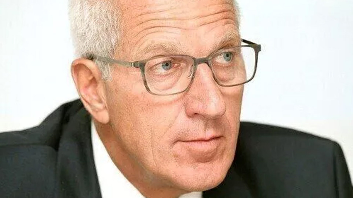 Στη φυλακή πρώην «τραπεζίτης της χρονιάς»: Τα στριπτιζάδικα, τα δείπνα της χλιδής και οι γνωριμίες μέσω Tinder