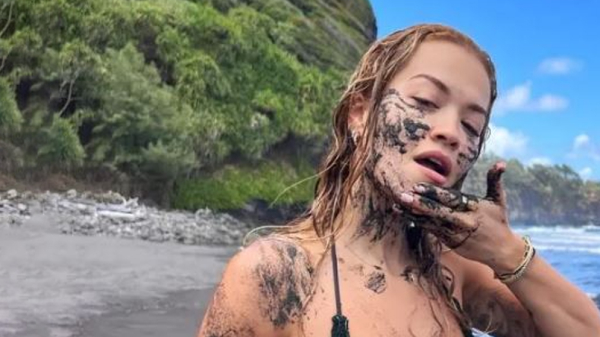 Η Ρίτα Όρα κάνει αργιλοθεραπεία με ένα μικροσκοπικό μπικίνι