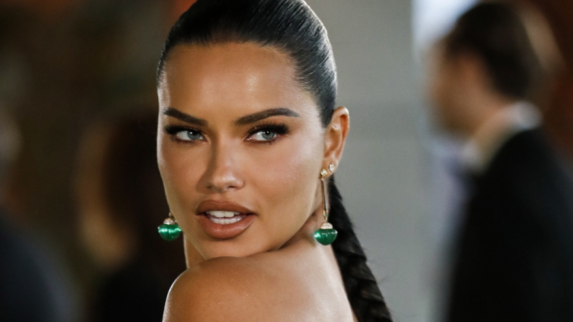 Η εγκυμονούσα Αντριάνα Λίμα περπατά στην πασαρέλα δείχνοντας την κοιλιά της