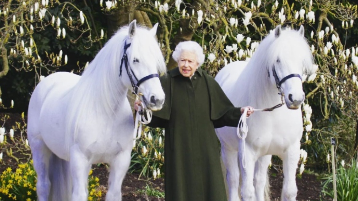  Δείτε πώς θα γιορτάσει τα γενέθλιά της η βασίλισσα Ελισσάβετ και πώς της ευχήθηκε η οικογένειά της