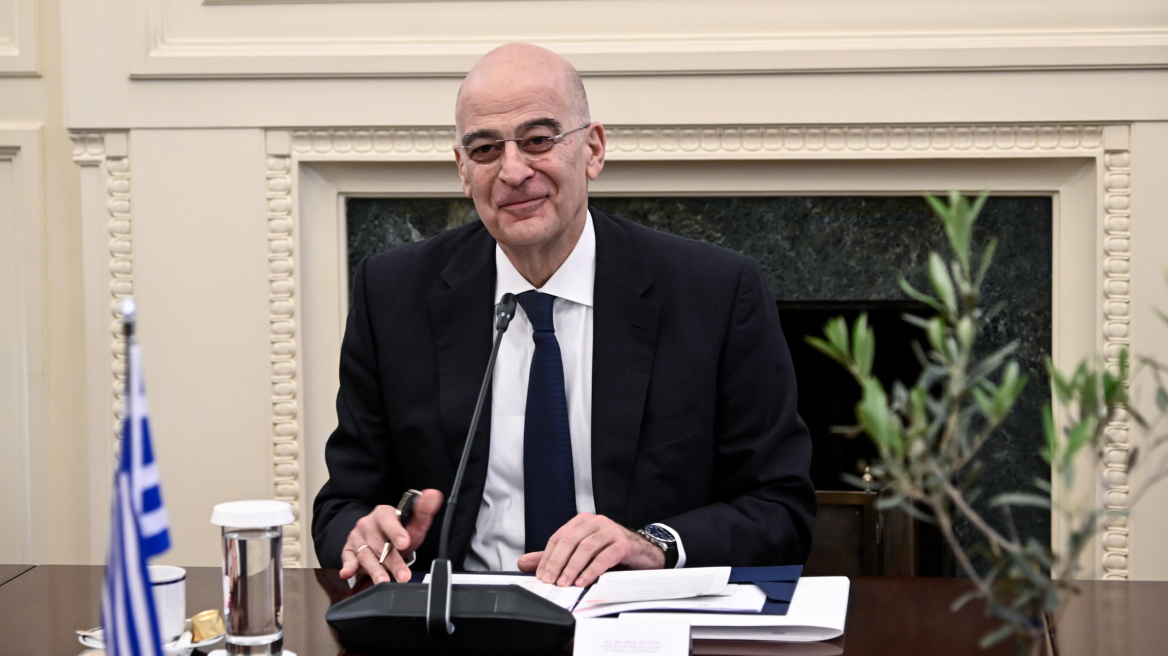 Έκκληση Δένδια για την προστασία των αμάχων στη Μαριούπολη