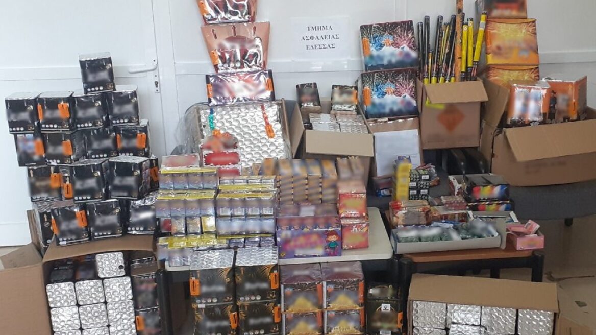 Σε κατάστημα... παπουτσιών πωλούσε χιλιάδες πυροτεχνήματα!