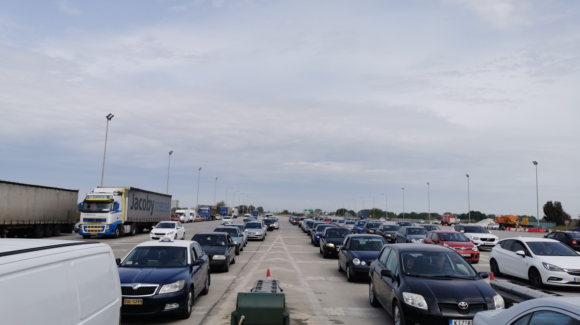 Έξοδος Πάσχα: Αδειάζει και η Θεσσαλονίκη, μεγάλες ουρές στα διόδια Μαλγάρων