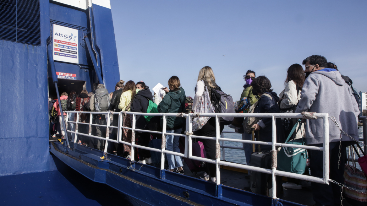 Έξοδος Πάσχα: Φεύγουν και οι τελευταίοι ταξιδιώτες από το λιμάνι του Πειραιά - Γεμάτα τα καράβια