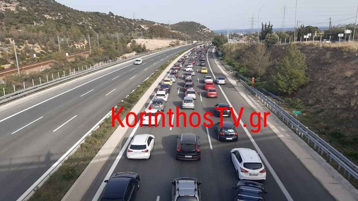 Κίνηση στους δρόμους: Ανατροπή ΙΧ στην Αθηνών - Κορίνθου στο ρεύμα προς Αθήνα, αποκαταστάθηκε η κυκλοφορία