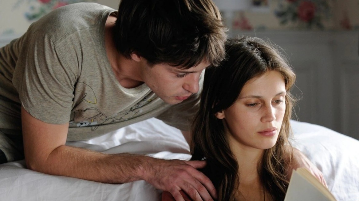 Love Bombing: Η νέα τάση στο dating και γιατί θεωρείται άκρως τοξική