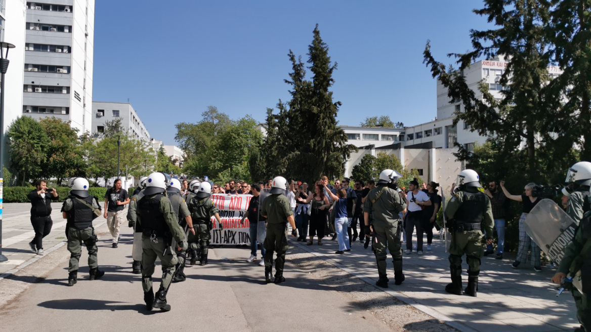 ΑΠΘ: Ξύλο μεταξύ φοιτητών και αποδοκιμασίες κατά την αποχώρηση της Αστυνομίας - Δείτε βίντεο