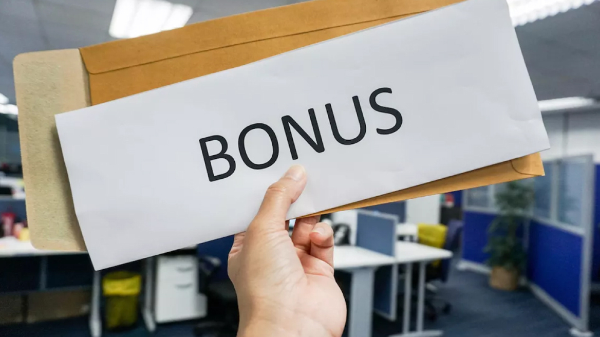 Ανατροπή: Πώς και γιατί επιστρέφουν τα bonus στις τράπεζες