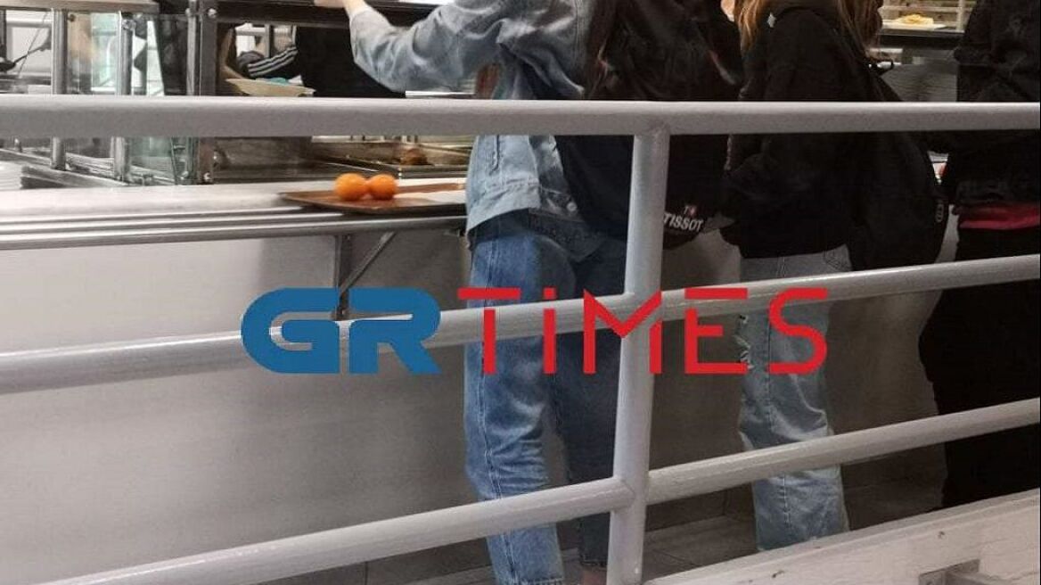 Φοιτητές μοίρασαν φαγητό στη Φοιτητική Λέσχη του ΑΠΘ σε ένδειξη διαμαρτυρίας για την κάρτα σίτισης