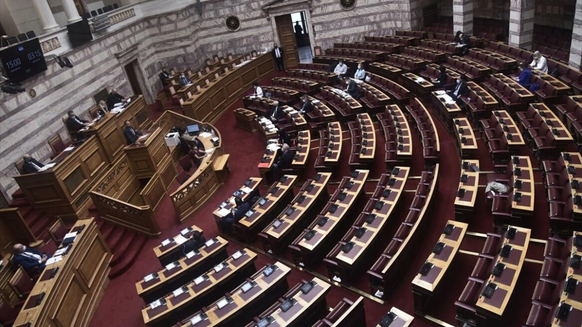 Βουλή: Η στιγμή της ανακοίνωσης της ανεξαρτητοποίησης των εννέα βουλευτών του ΣΥΡΙΖΑ