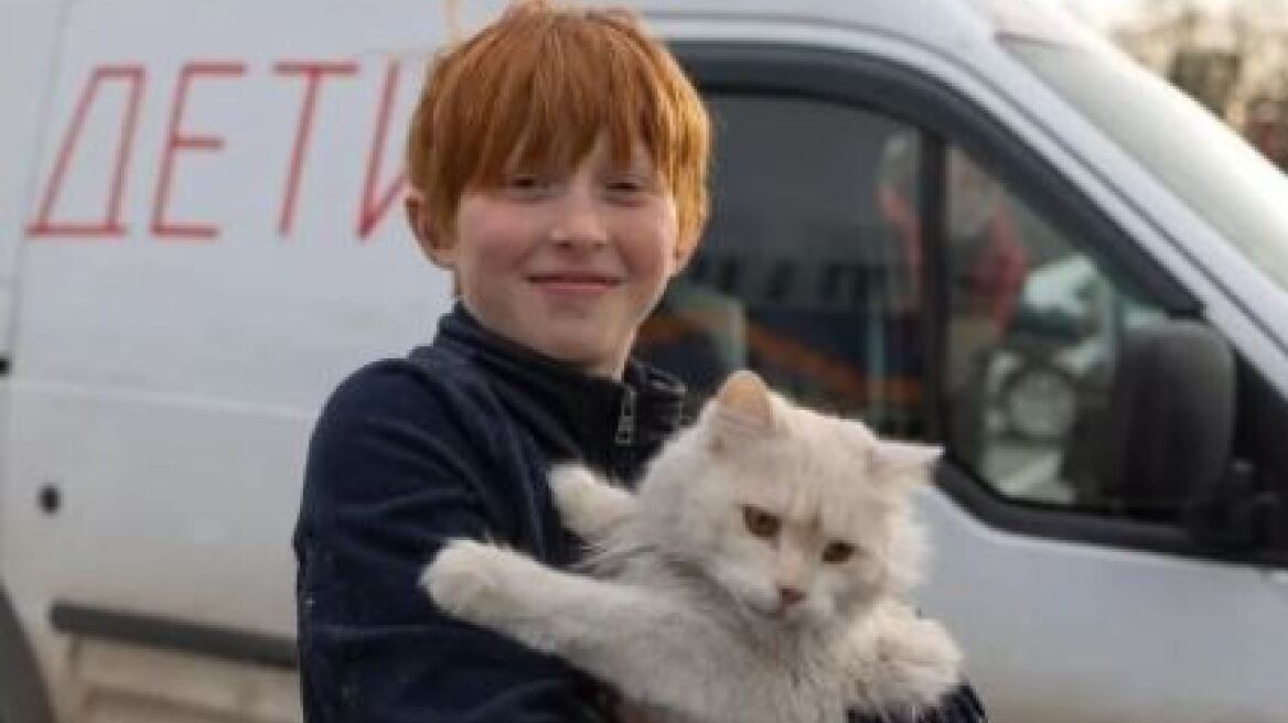 Ο μικρός Ουκρανός που έσωσε τη γάτα του από τους βομβαρδισμούς καλύπτοντάς τη με το σώμα του