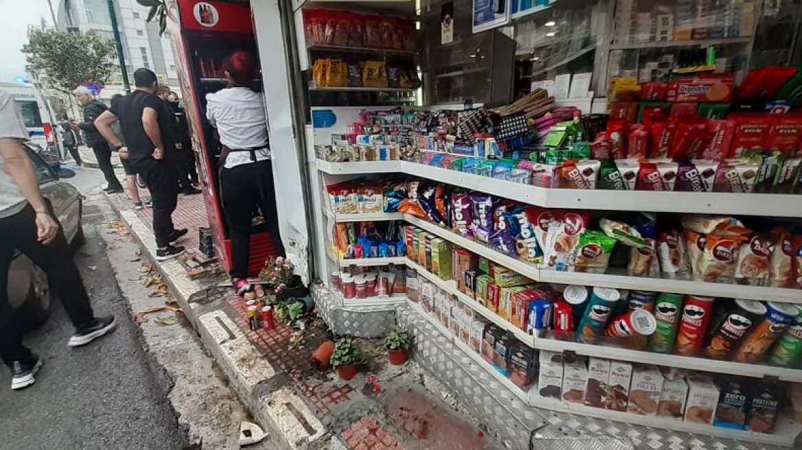 Βόλος: Της χύθηκε ο καφές ενώ οδηγούσε και έπεσε πάνω σε περίπτερο 